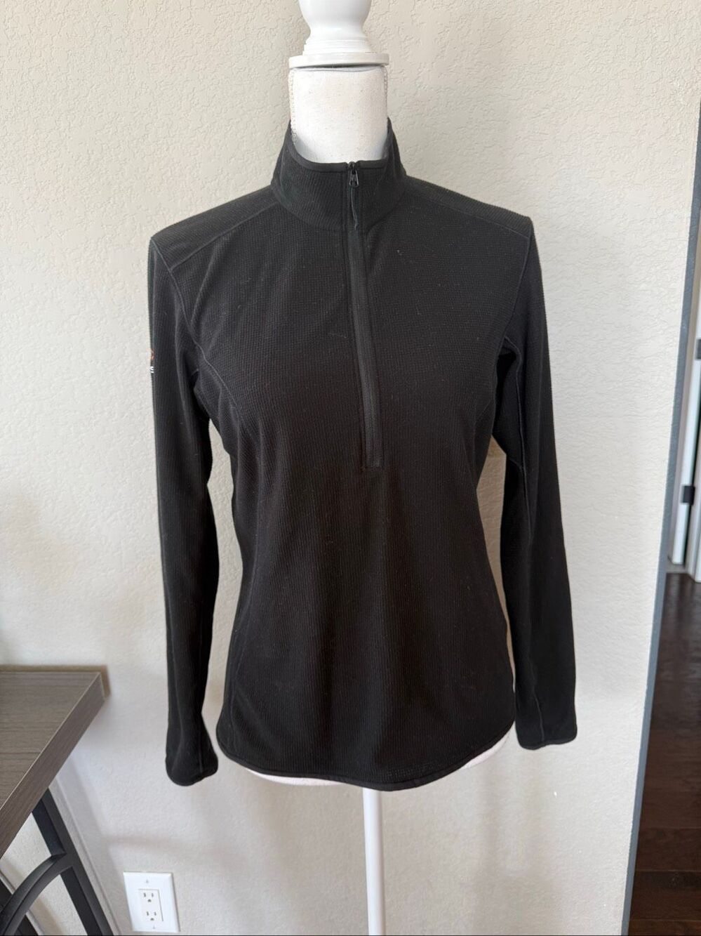 Arc’teryx Women’s Black 1/2 Zip pullover Small